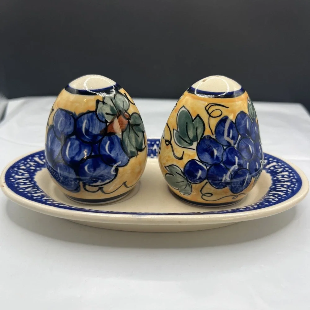 Vintage Polish Pottery Boleslawiec Tuscan Grapes Salt & Pepper Shaker Set Tray